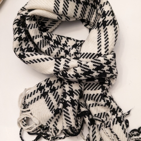 Banana Republic scarf - Picture 8 of 8